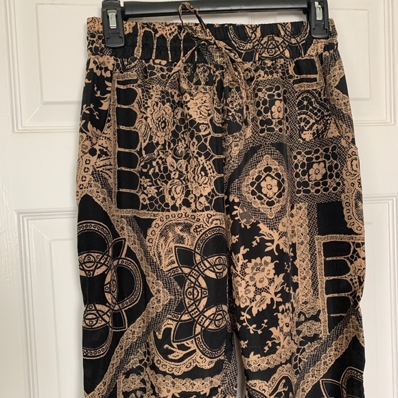 High waisted tapered ankle pants w/ Versace like print - Picture 8 of 13